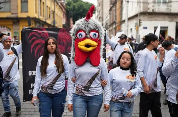 Miles de personas marchan en CDMX por defensa de gallos y toros