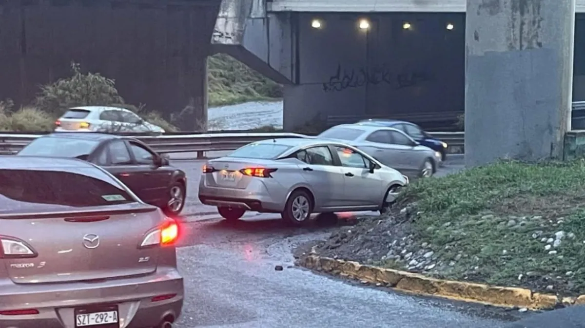 Lluvia matutina provoca caos vial, choques e inundaciones en Monterrey