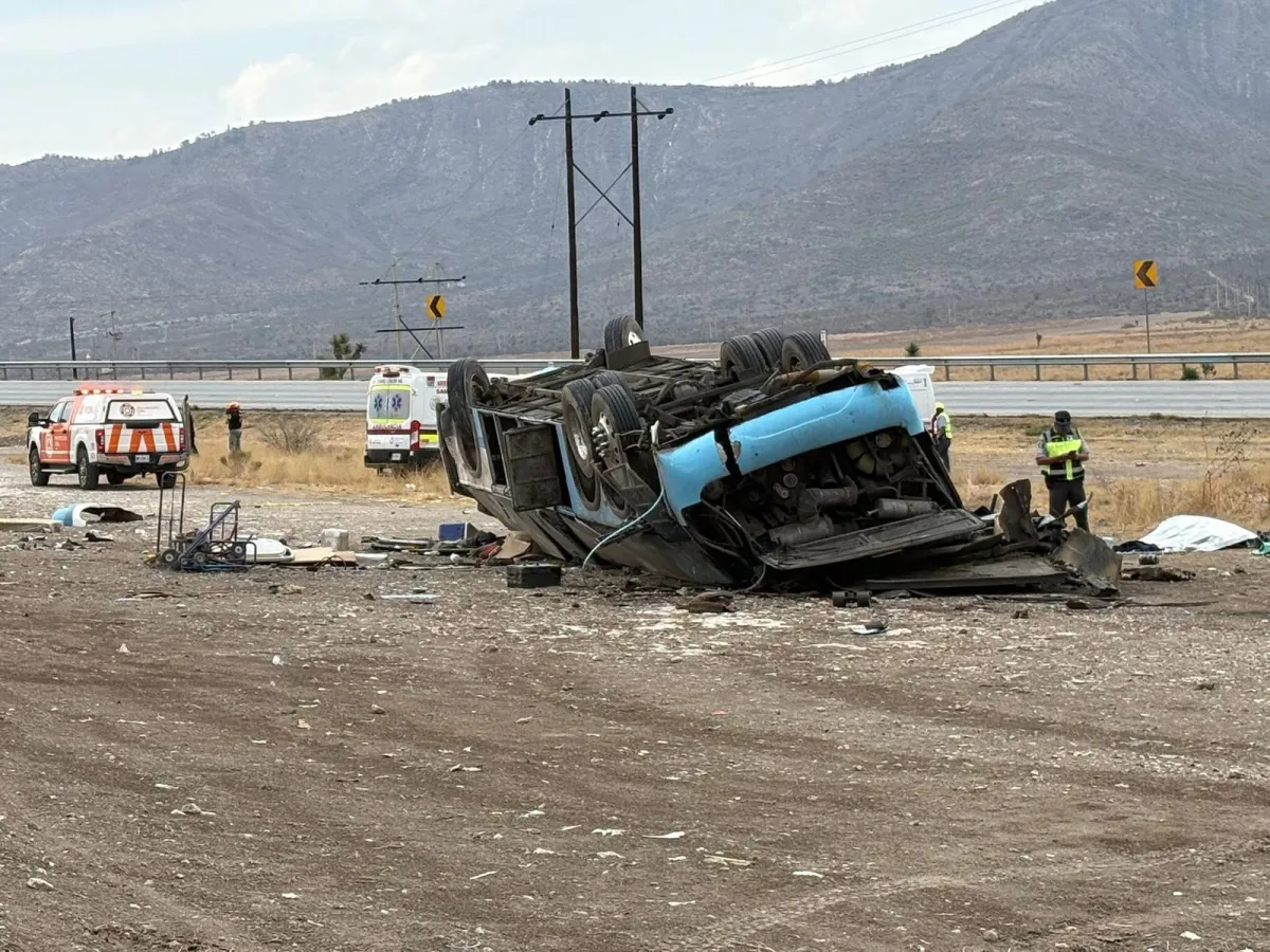 Tragedia en la carretera 57: Tres personas pierden la vida en fatal volcadura