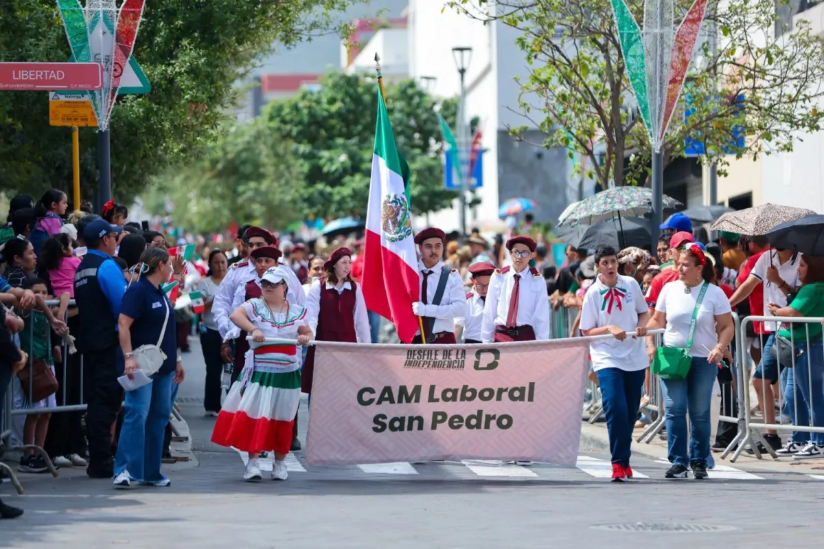 Más de 6 mil personas celebran la Independencia en un desfile lleno de tradición
