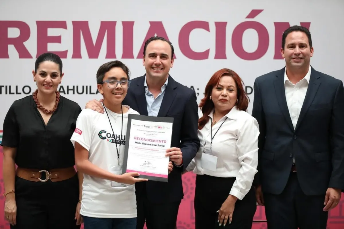 Premia Manolo Jiménez a ganadores de la Olimpiada del Conocimiento Infantil 2025