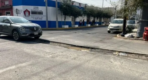 Obra inconclusa genera riesgo vial en el centro de Monterrey