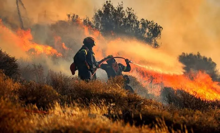 Incendios en Grecia obligan a evacuar a más de 5 mil personas