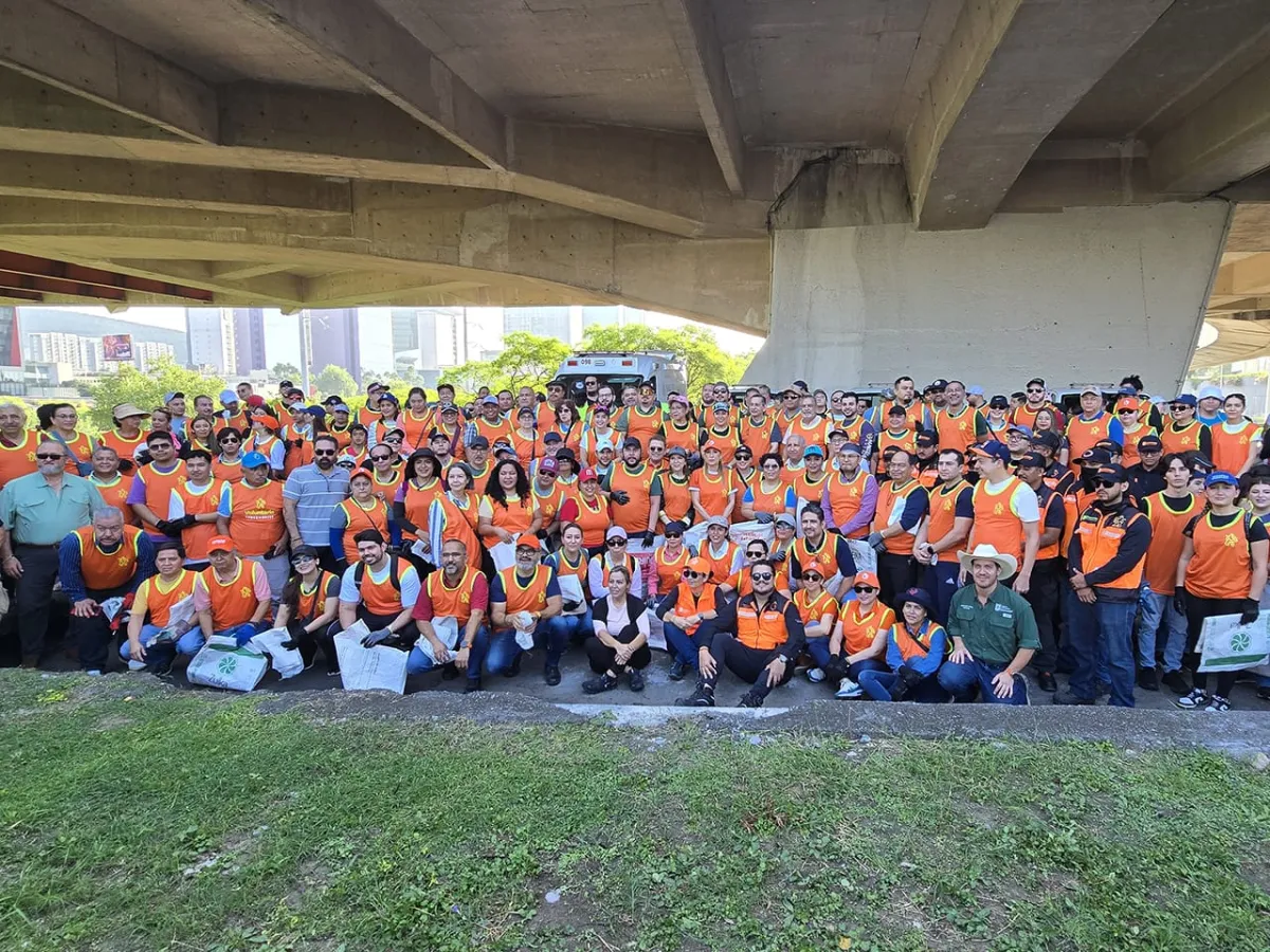 Voluntariado ciudadano retira más de 24 toneladas de basura del Río Santa Catarina en nueve semanas