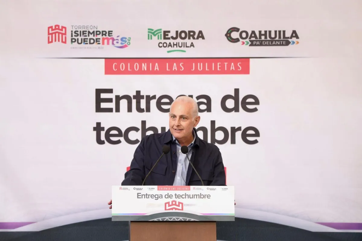 Alcalde de Torreón entrega techumbre y rehabilitación de plaza en Las Julietas