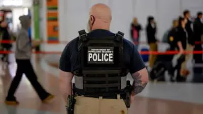 Trump ordena desplegar agentes de ICE en aeropuertos por crisis de personal