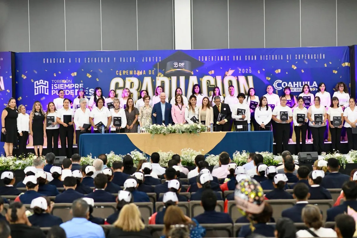 Román Cepeda preside graduación de 156 alumnos del DIF Torreón