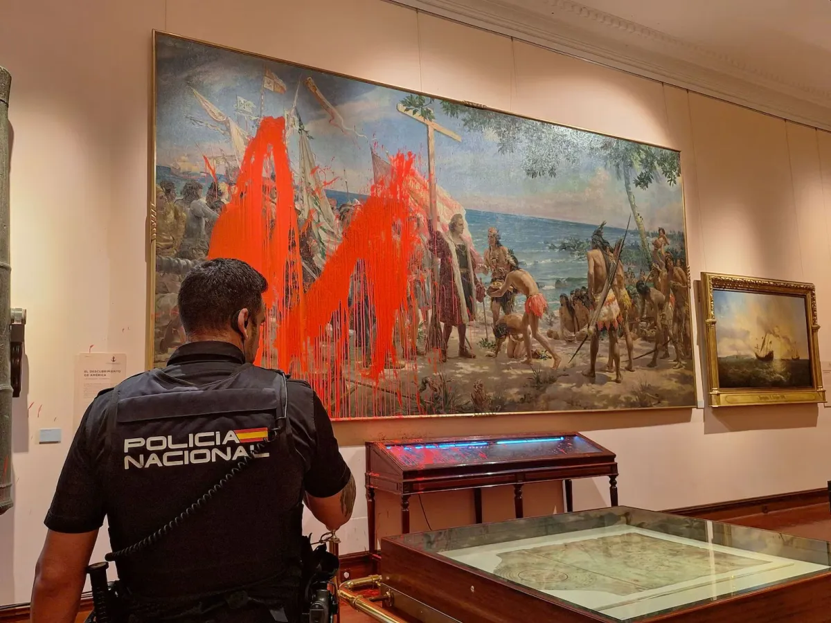 Activistas lanzan pintura roja a un cuadro de Cristóbal Colón en el Museo Naval de Madrid