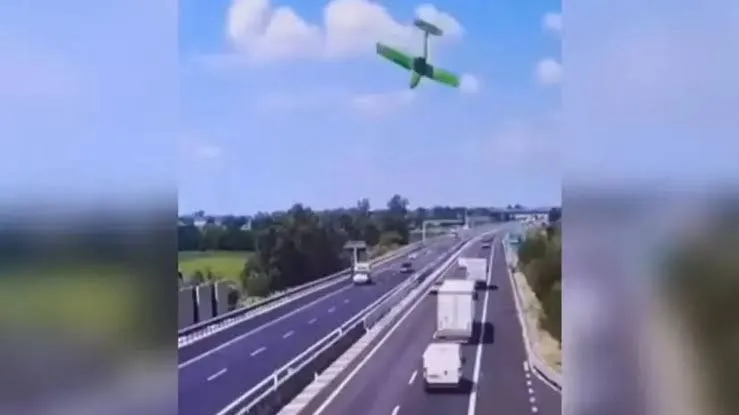 Tragedia aérea en Italia: ultraligero se estrella sobre carretera y deja dos muertos