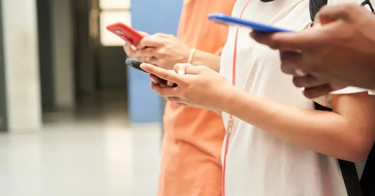 Encuesta revela que 81% de mexicanos respalda limitar celulares en las escuelas