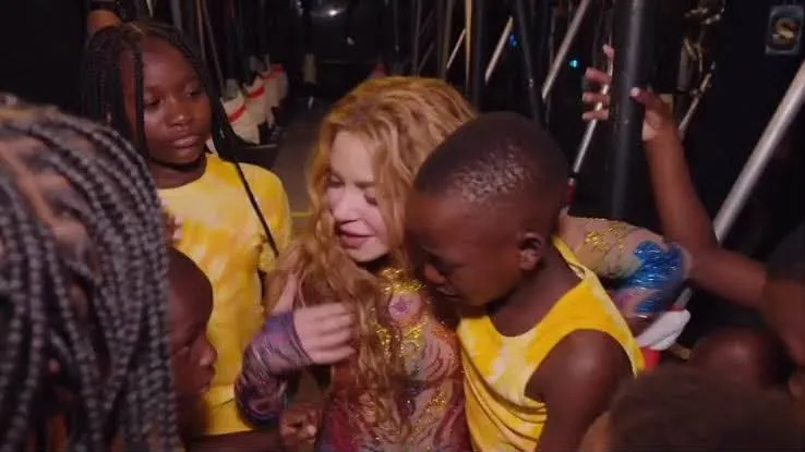 Shakira rompe en llanto al despedirse de los Ghetto Kids y los invita a compartir escenario en Madrid