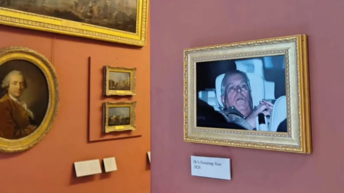 Activistas exhiben imagen del expríncipe Andrés en el Louvre durante protesta simbólica