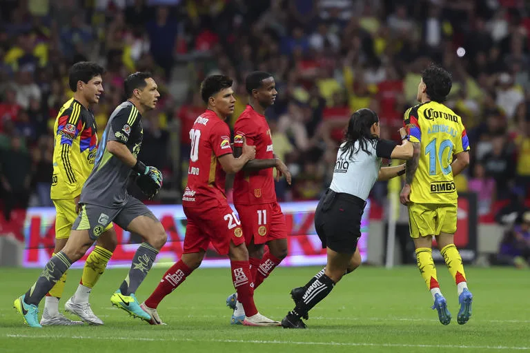 Liga MX sanciona a Helinho y Mohamed tras disturbios en América vs Toluca