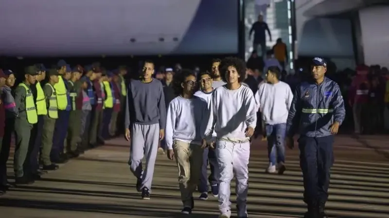 EE.UU. lanza programa de “autodeportación” con incentivos económicos para inmigrantes irregulares