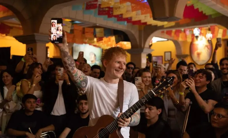 Ed Sheeran sorprende a México con concierto inesperado en Garibaldi