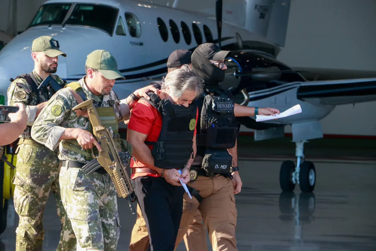 Aterriza en Toluca el avión que trasladaba a Hernán Bermúdez, presunto líder de “La Barredora”