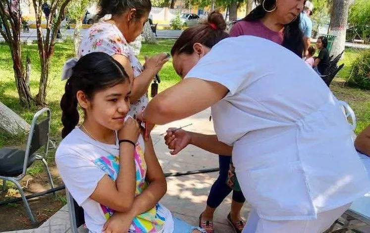 Refuerzan vacunación casa por casa en colonias de Coahuila
