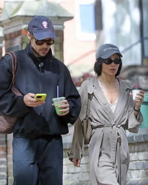 Harry Styles y Zoë Kravitz desatan rumores de boda tras ser vistos en Londres con anillo y un romance que inició en 2025
