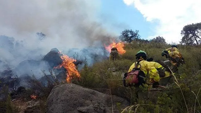 Refuerzan combate aéreo contra incendio en el Cerro del Topo Chico en Monterrey