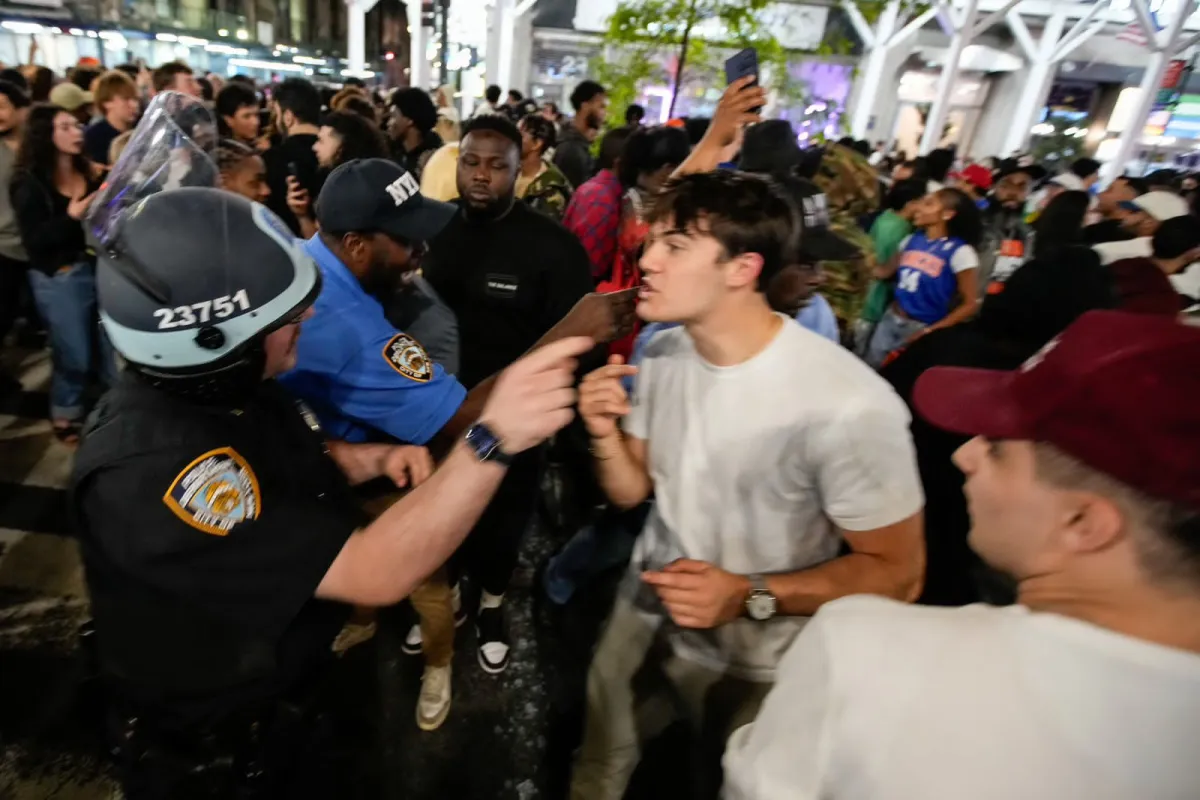 Violentos festejos por triunfo de Knicks dejan 56 detenidos y policías heridos en Nueva York