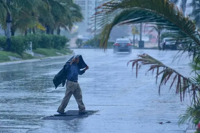 Flossie se degrada a ciclón post-tropical, pero aún deja lluvias y oleaje en Baja California Sur