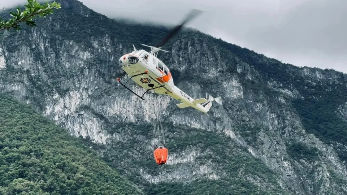 Rayo desata incendio forestal en zona escarpada de Chipinque
