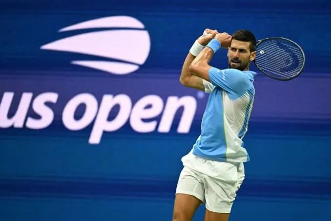 Djokovic avanza con dificultades en su debut en el US Open