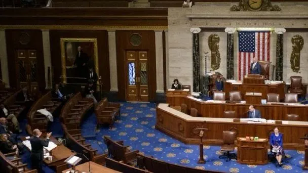Aprueban en EE. UU. presupuesto de Trump con impuesto del 1% a remesas