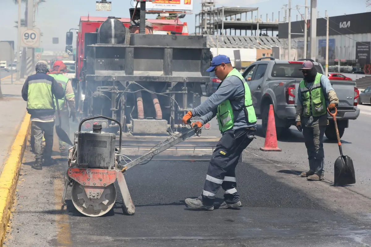 Refuerzan mantenimiento urbano en Saltillo con reparación de rejillas y pavimento