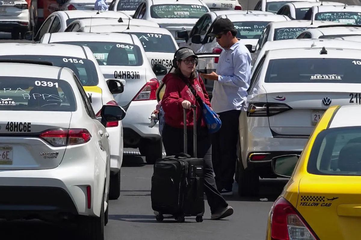Uber mantiene operaciones en aeropuertos pese a restricciones en el AICM
