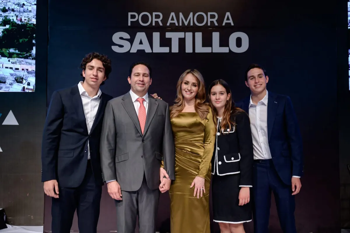 Javier Díaz y Luly López envían mensaje navideño a las familias de Saltillo