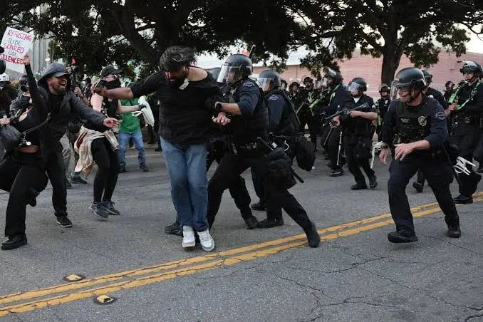 Detienen a cerca de 300 migrantes durante redadas en California, reportan colectivos