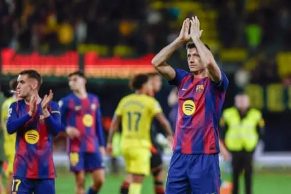 Barcelona se impone en La Cerámica y despide el año como líder de LaLiga