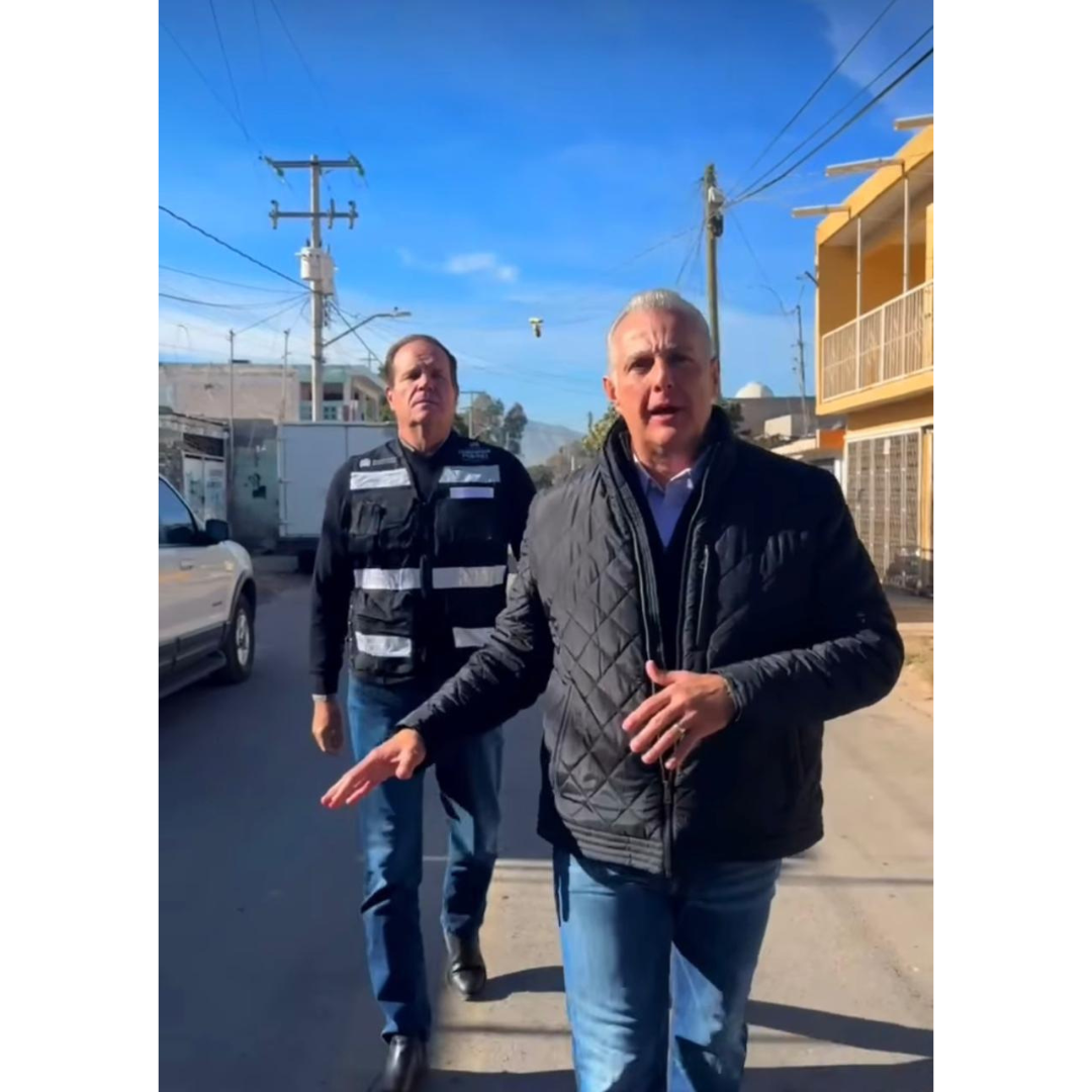 Román Cepeda supervisa trabajos de pavimentación en la calle Texcoco
