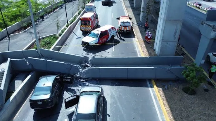 Colapsa puente peatonal en avenida Constitución y provoca afectaciones viales en Monterrey