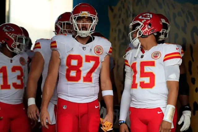 Travis Kelce renueva con los Chiefs y Kansas City suma a Kenneth Walker III