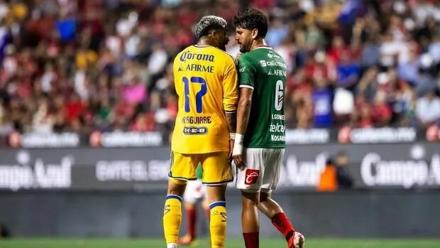 Rodrigo Aguirre se convierte en el primer futbolista expulsado en la Liga MX por la nueva regla de la FIFA que prohibe taparse la boca