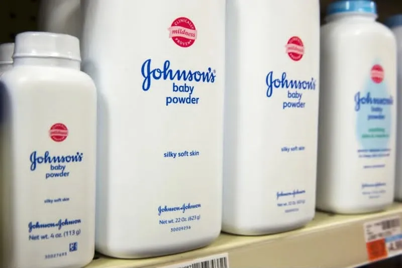 Johnson & Johnson propone acuerdo de 5,500 millones de dólares para resolver demandas por su talco para bebé