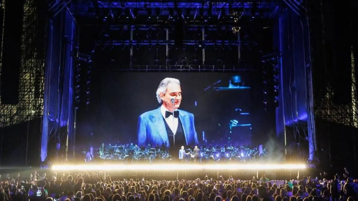 Más de 130 mil personas llenan el Zócalo para el concierto de Andrea Bocelli, el más grande del género clásico en México
