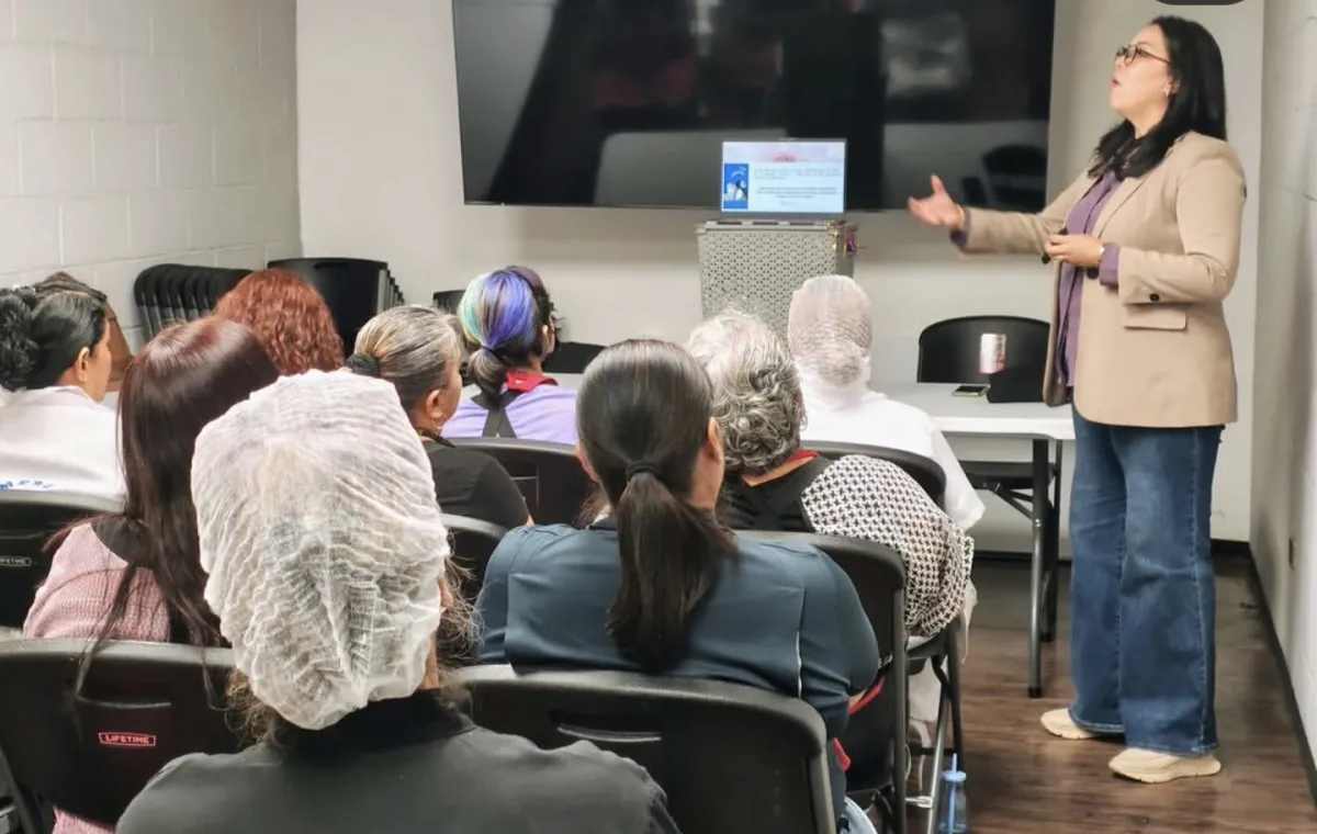 Impulsan redes de apoyo entre mujeres con actividad “Tejamos lazos sororos” en Torreón
