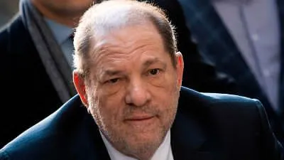 Harvey Weinstein admite acoso, pero niega agresiones sexuales desde prisión