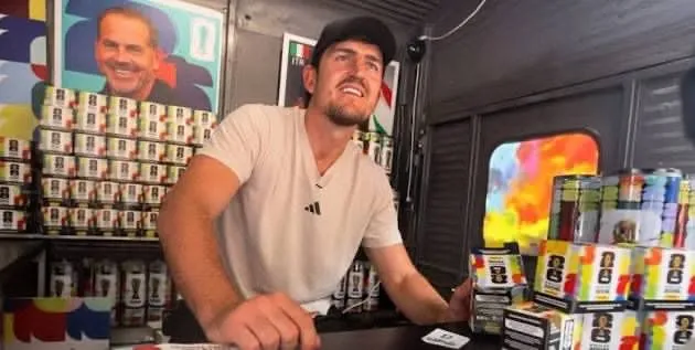 Harry Maguire sorprende en Nueva York regalando estampas Panini tras quedar fuera del Mundial 2026