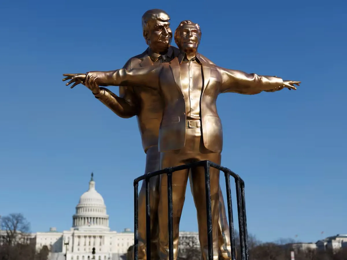 Aparece polémica estatua de Trump y Epstein inspirada en “Titanic” en Washington