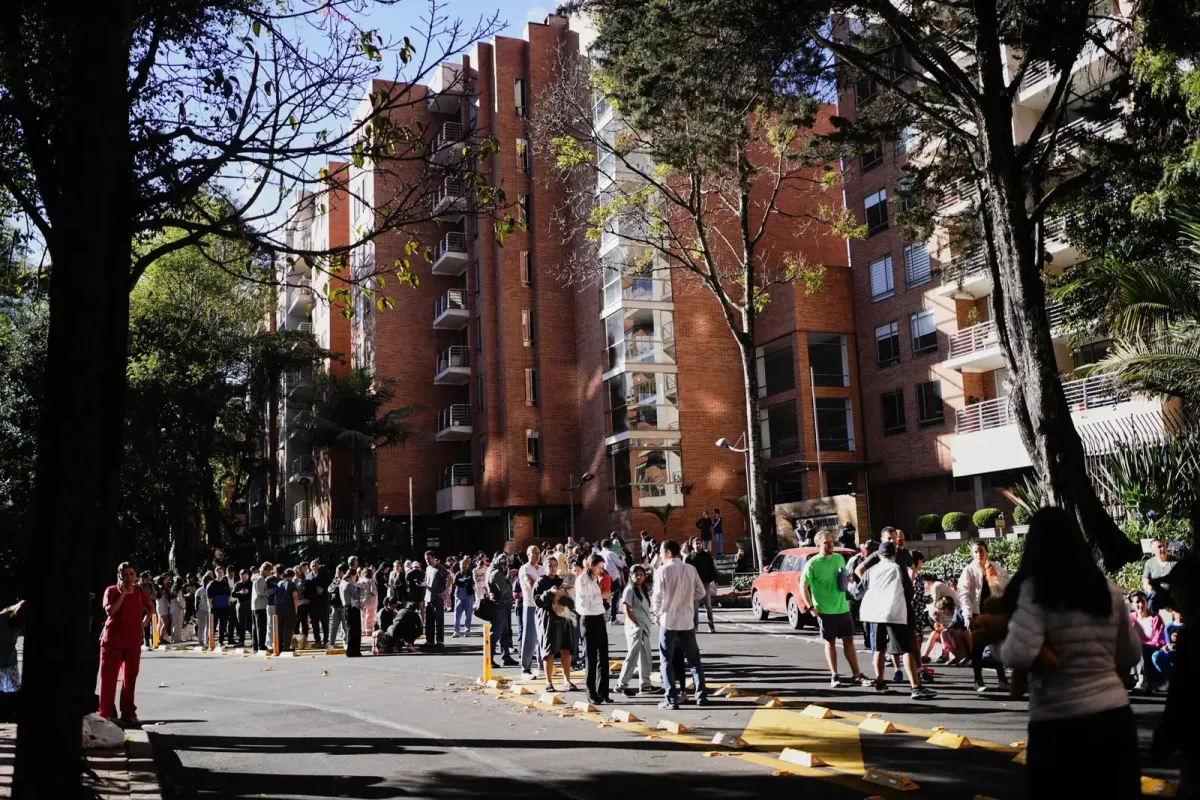 Sismo de magnitud 7.4 sacude Colombia; reportan heridos y daños en edificios