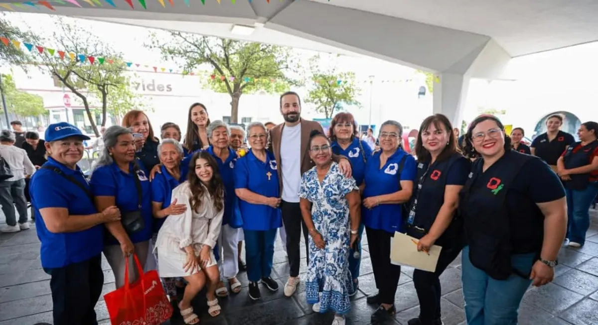 Acerca San Pedro servicios integrales a personas adultas mayores con brigada del DIF