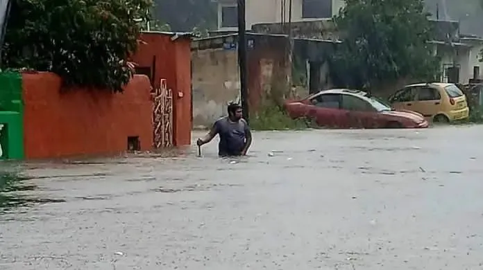 Yucatán suspende clases y actividades por lluvias; inundaciones obligan a habilitar albergues
