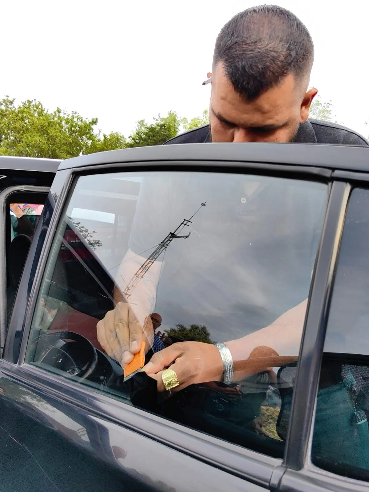 Inician taxistas de aplicación retiro de polarizados en Saltillo