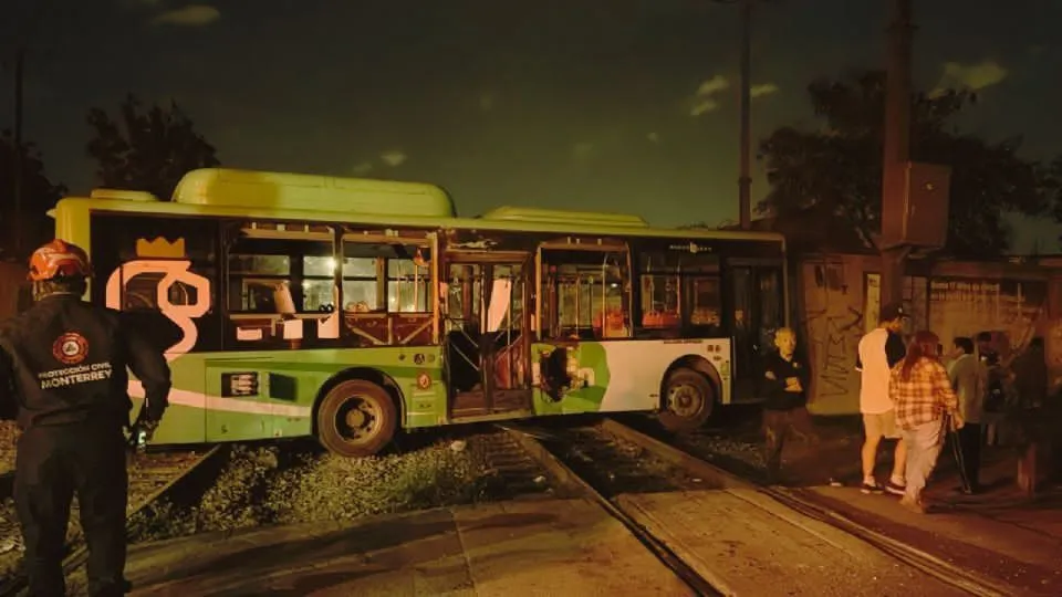 Choque entre tren y camión deja 11 lesionados en Monterrey; ferrocarril realizaba maniobra en reversa