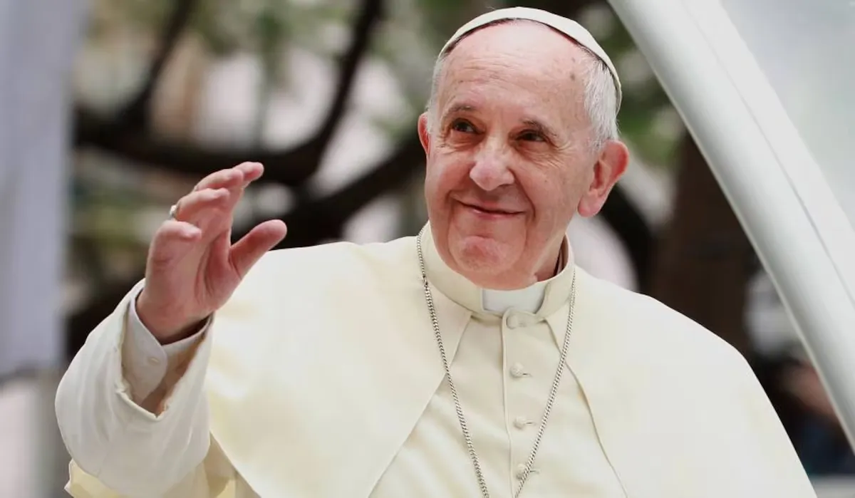 El Papa Francisco Continúa su Recuperación con Buen Ánimo y Mantiene su Tratamiento