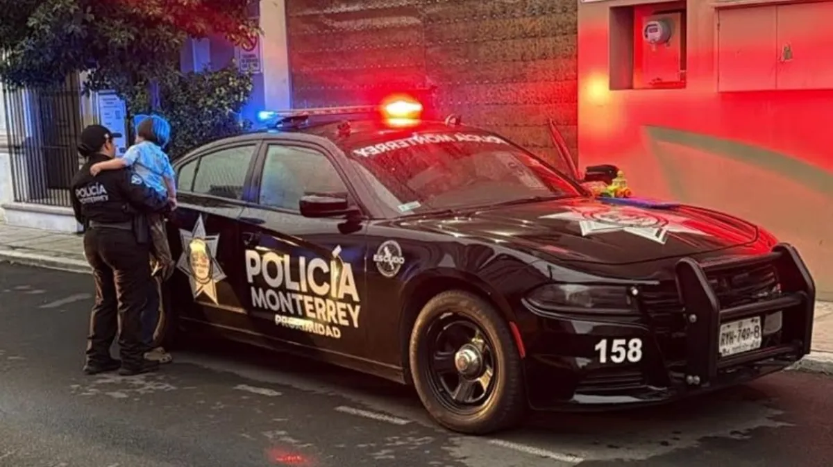Resguardan a dos menores tras presunto abandono en el centro de Monterrey
